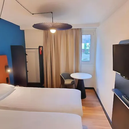 מלון Ibis Porte Du Montblanc 3*